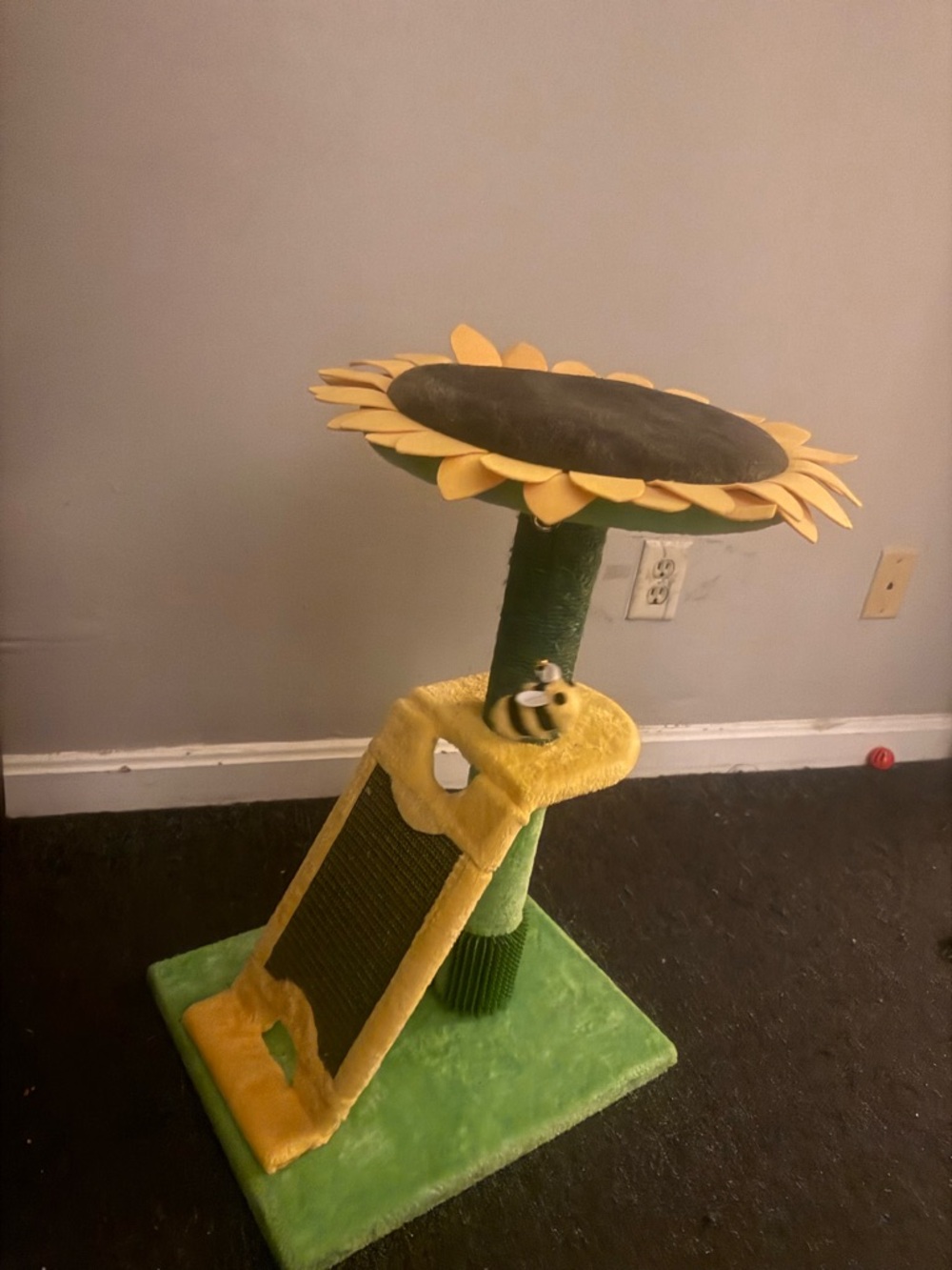 Sunflower Cat Scratching Post cat tree never used  Perch - Yellow and Green
